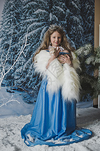 白雪公主手里拿着白雪公主迷人的孩子拿着一只雪貂4560图片