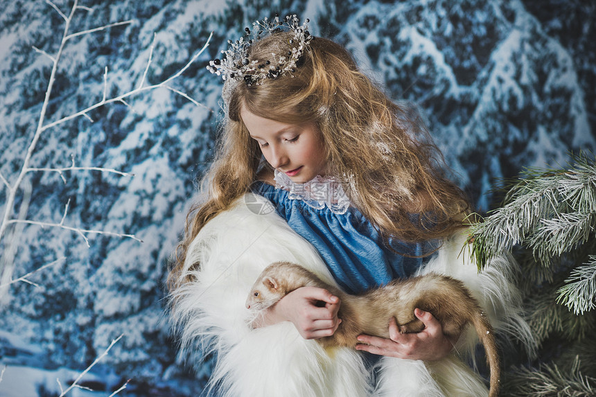 白雪公主手里拿着白雪公主迷人的孩子拿着一只雪貂456图片