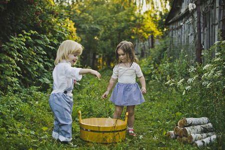 儿童在盆地里泼水儿童在花园里玩水4751图片