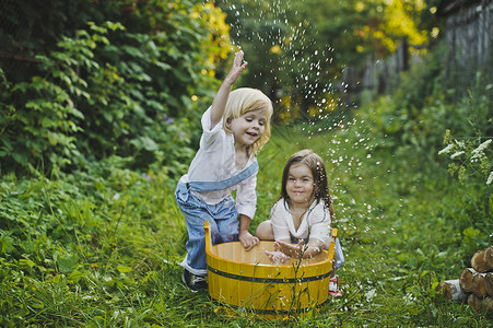 儿童在盆地里泼水儿童在花园里玩水4752背景图片