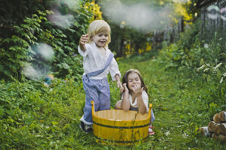 孩子们在河盆里撒水孩子们在花园里玩水4753背景图片