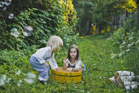 女孩和男在户外玩肥皂泡儿童4736背景图片