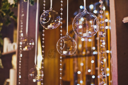 球和蜡烛装饰以玻璃碗和4206蜡烛的形式图片