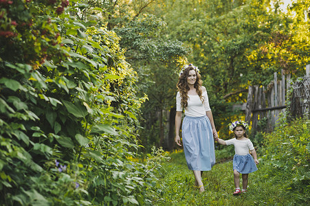 母亲和女儿在花园里散步家庭与孩子一起在夏令营4782图片