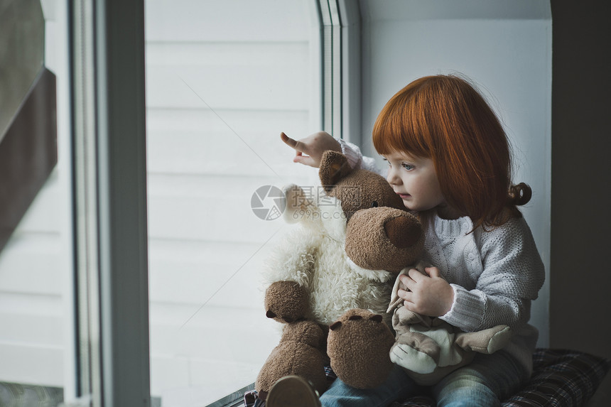 红头发的小女孩和玩具耍图片