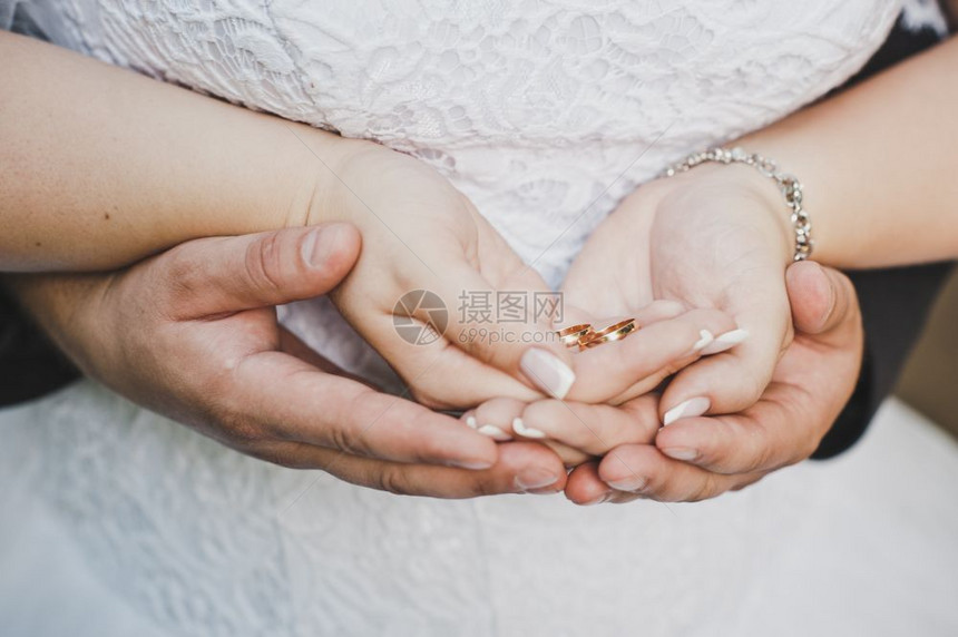 手握结婚戒指437图片
