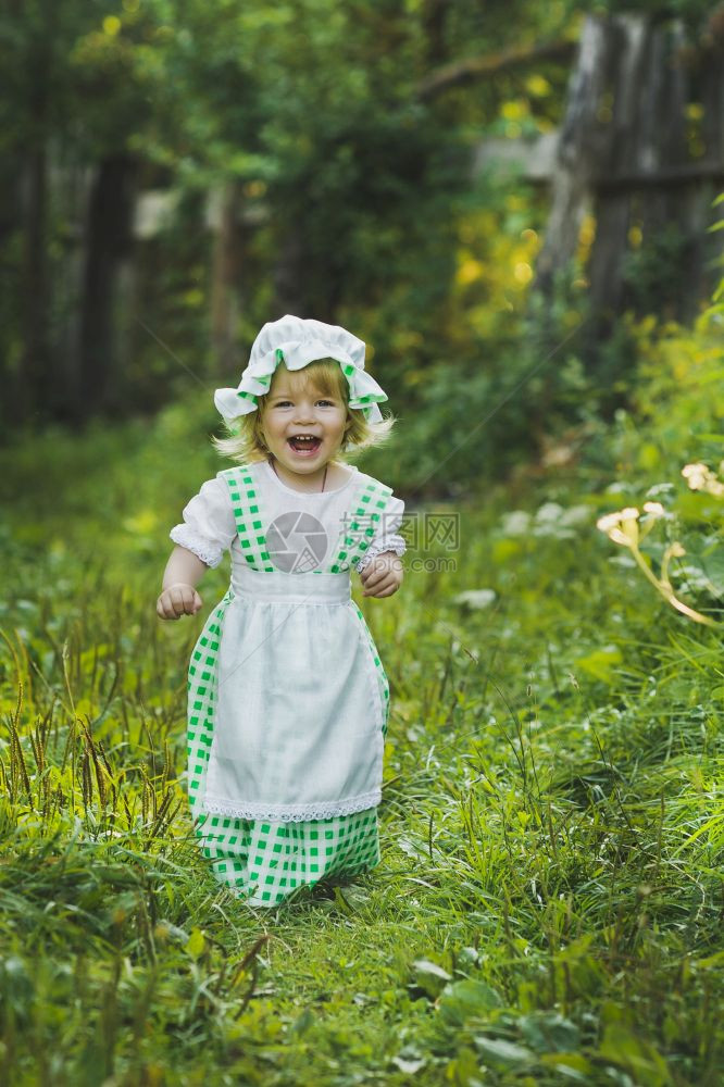 穿着礼服和帽子的笑婴儿穿着4658年花园的旧礼服快乐孩子图片