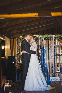 新婚夫妇拥抱咖啡馆的背景夫妻在晚饭4109时亲吻对方背景图片