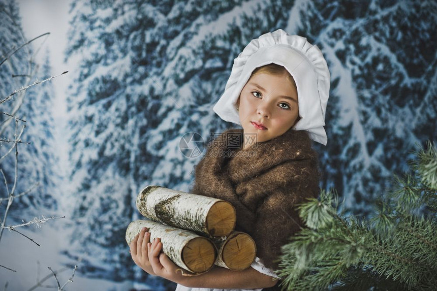 在雪林中幼女冬季森林中拾柴4825图片