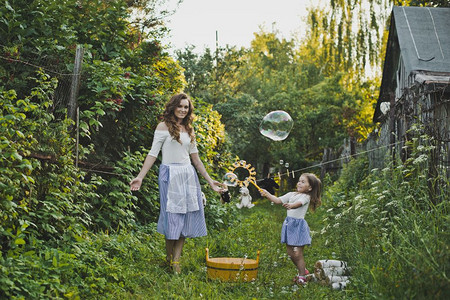 母亲和女儿在花园里散步和玩耍大自然与孩子的母亲一起走4720图片