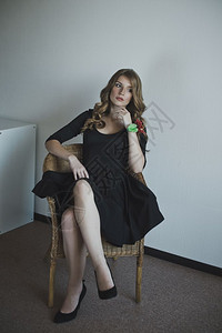 穿着黑裙子的女孩坐在轮椅上479号工作室的一个女孩肖像图片