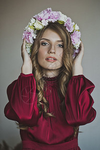 戴花环的女孩一个戴着漂亮花环的女孩的肖像4419图片