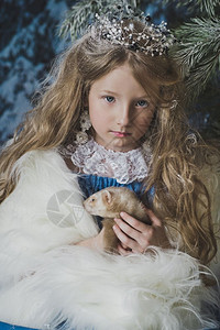 公主手里拿着一只活的雪貂4580图片