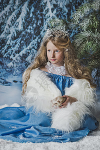 公主在圣诞树周围雪公主在4573棵圣诞树的雪地上坐着图片
