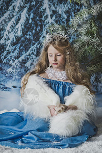 公主在圣诞树周围雪公主在457棵圣诞树的雪地上坐着图片