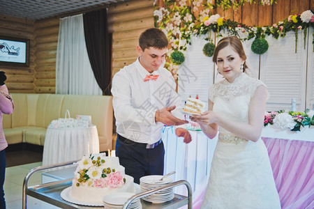 新娘和郎切入了婚礼蛋糕第4219部分背景图片