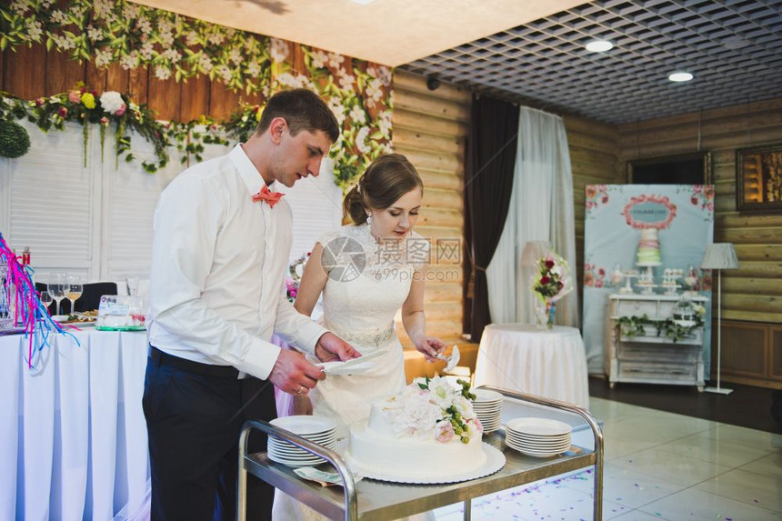 新娘和郎切入了婚礼蛋糕第420部分图片