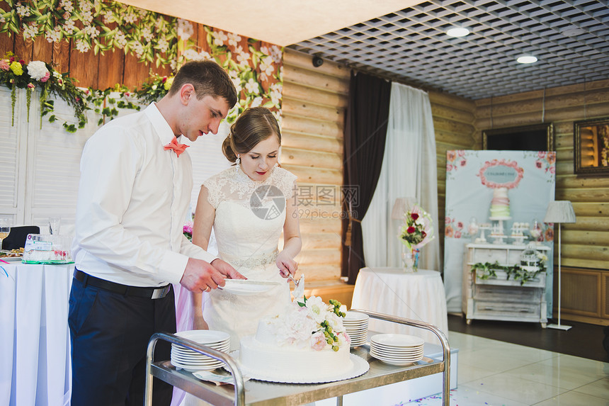 新娘和郎切入了婚礼蛋糕第421部分图片