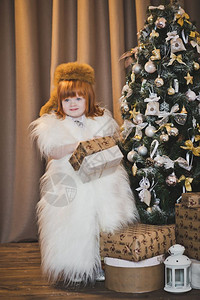 红发女孩挂圣诞玩具小孩挂圣诞玩具45图片