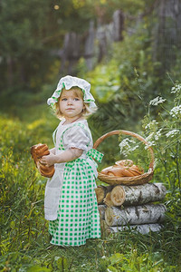 在花园里一个女孩在花园里吃新鲜的面包在花园里吃新鲜的面包4635年图片