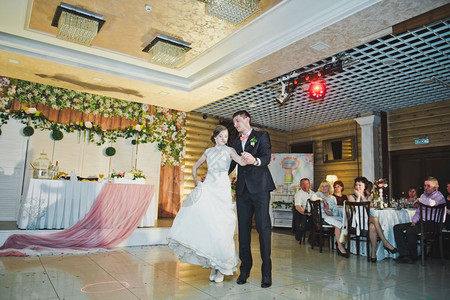 新娘和郎的夜舞图片