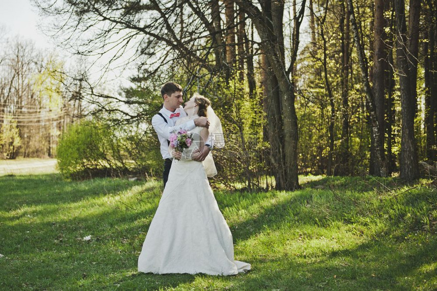 婚礼后新夫妇的拥抱新郎娘4072图片
