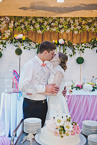 新娘和郎切入了婚礼蛋糕的部分新婚夫妇为客人分享了一个结婚蛋糕4217图片