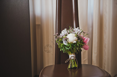 漂亮的婚礼花束一放在椅子上376图片