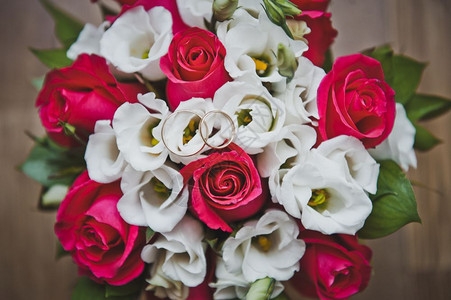 一束美丽的玫瑰花一束红白玫瑰花3542图片