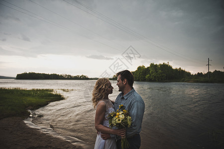 新婚夫妇拥抱湖边风暴天空3270图片