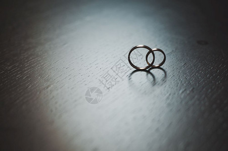 餐桌上的结婚戒指表384上新婚夫妇的金戒指图片