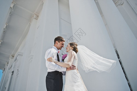 新婚夫妇在教堂接吻图片