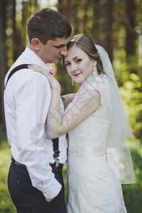 新婚夫妇亲吻森林背景新婚夫妇亲吻森林背景39图片