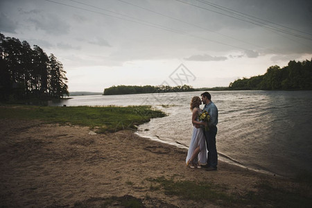 新婚夫妇拥抱327湖图片