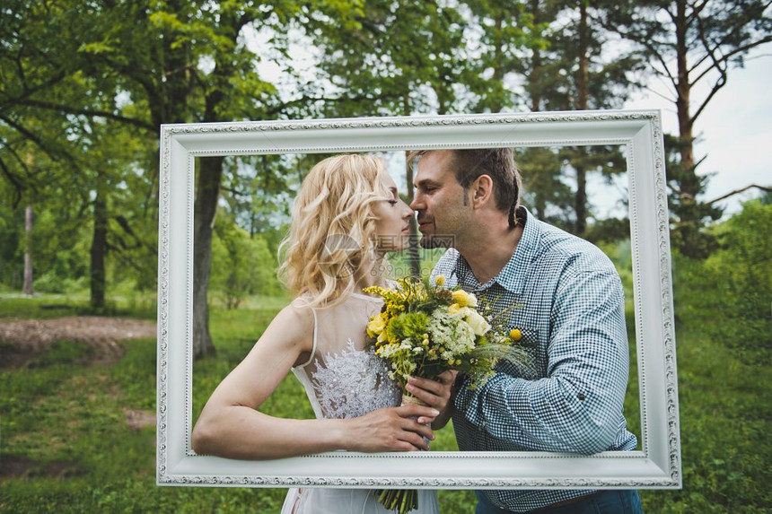 新婚夫妇对着木头亲吻图片
