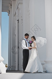 新娘和郎拥抱着第3714栏的白色背景图片