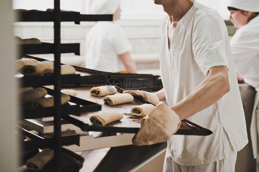 工人携带一盘面包生产359个面包的过程图片