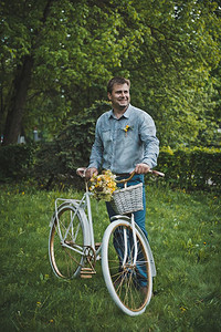 骑着一辆漂亮的自行车男人骑着自行车的年轻人312图片
