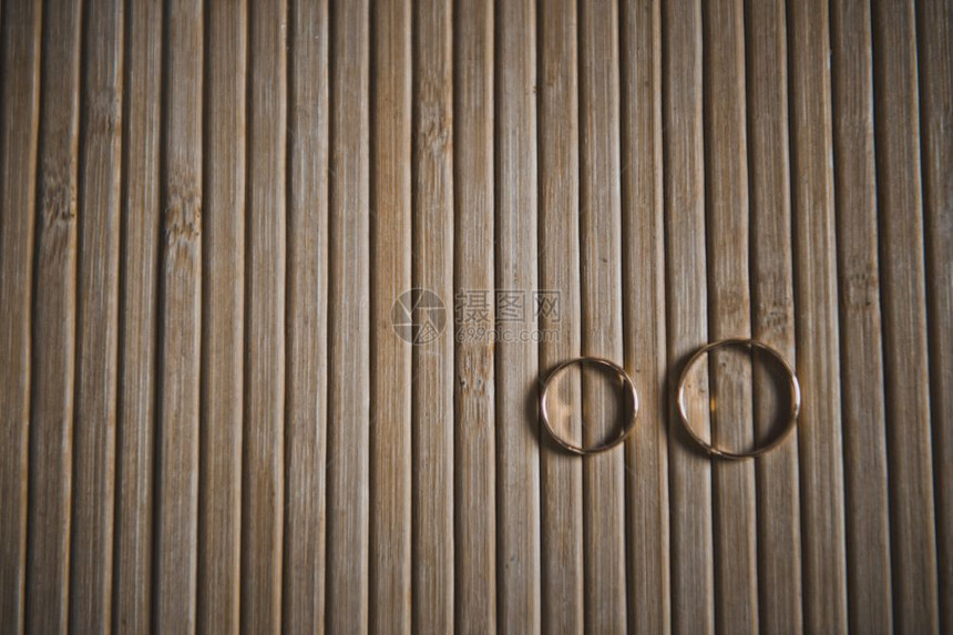 木环和桌布板平台3527上有两枚戒指图片