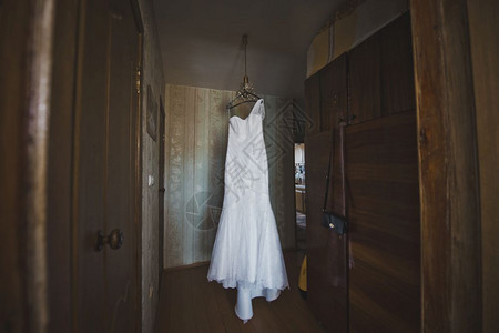 准备婚礼衣架3517的婚纱图片