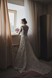 穿着长婚纱的女人肖像背景图片