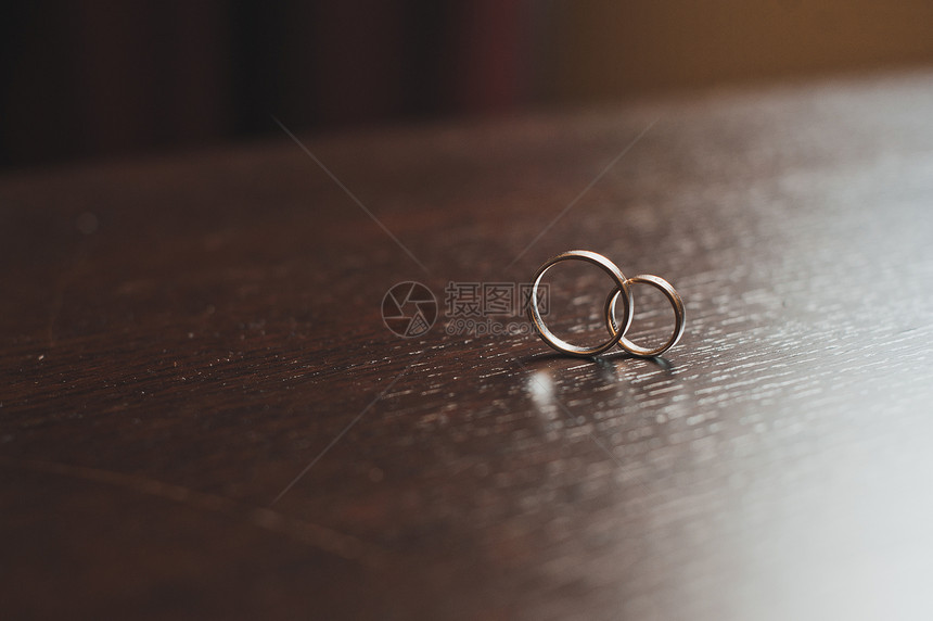 桌子上新婚的金戒指桌子上3842号桌的结婚戒指图片