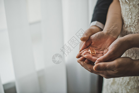结婚戒指在新夫妇的手中3507图片