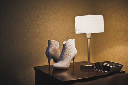 桌子上的灯和鞋桌子上的白3284号桌的白鞋图片