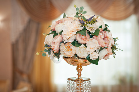 花束桌装饰粉红白玫瑰花束在1548年桌边的花瓶里图片