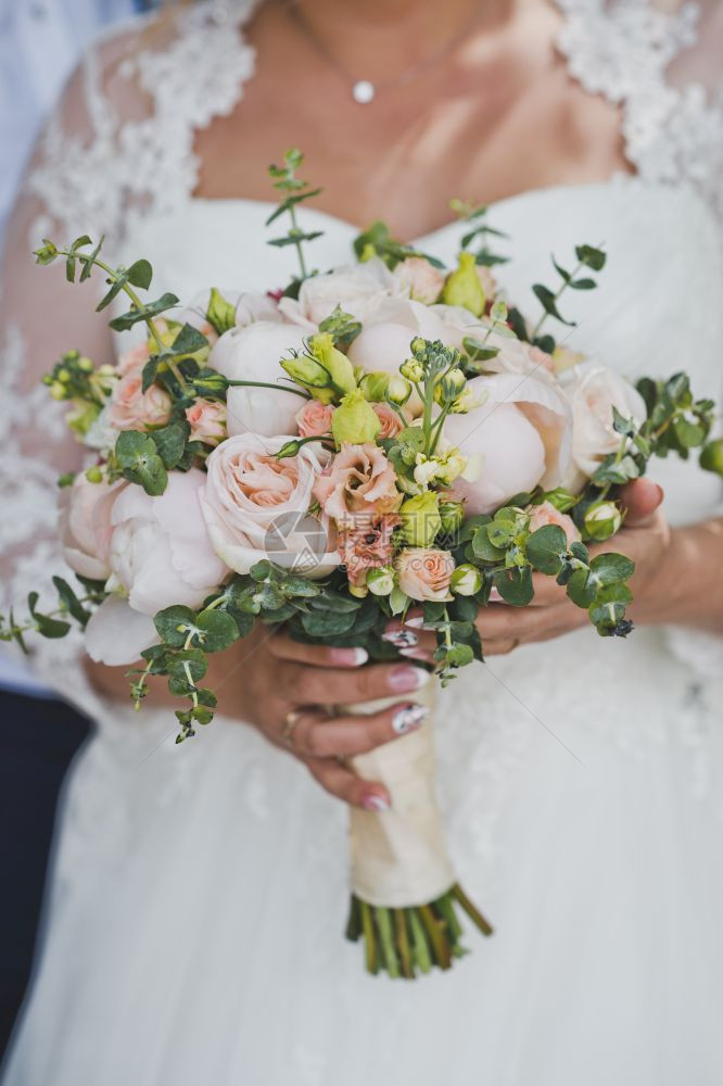 穿白裙子的女手中花束异常构成1504年妇女手中的粉红色和黄花束很漂亮图片