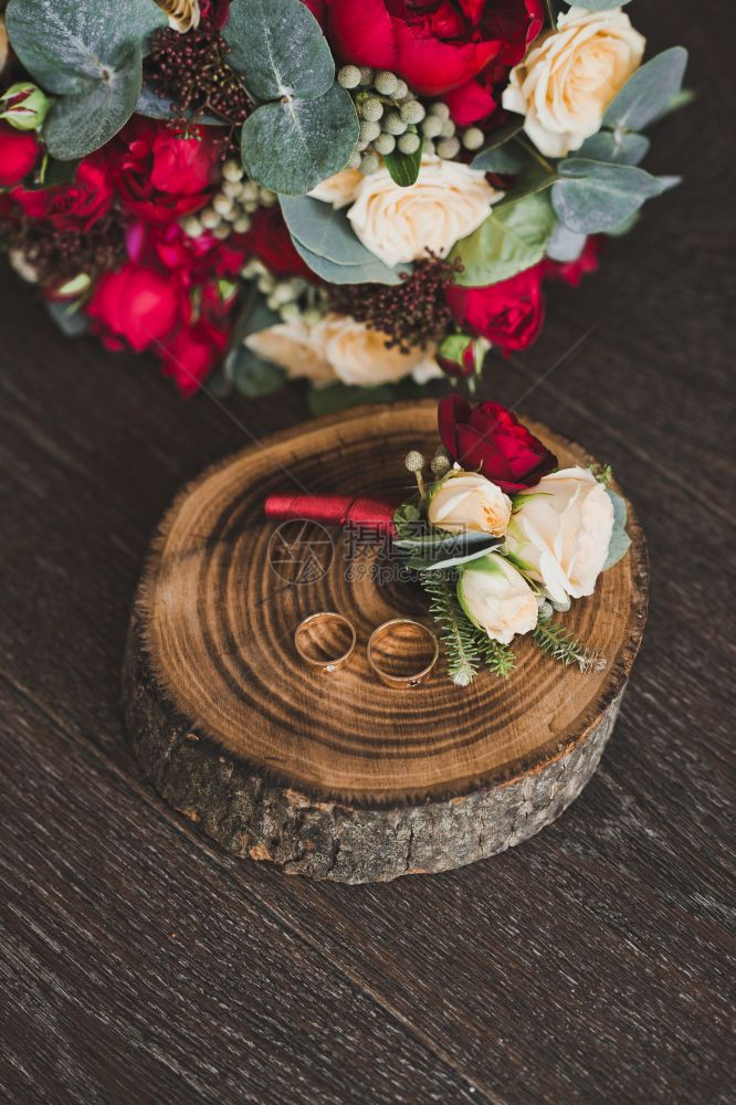 婚戒和礼花束156桌的红花和蜜图片