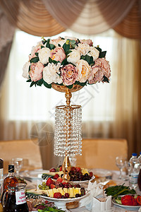 桌边花瓶中的粉红和白玫瑰花束图片