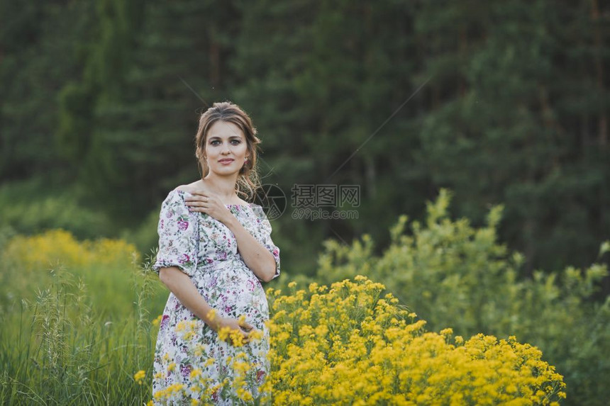 美丽的女孩穿着长的光衣穿着黄色花朵170图片