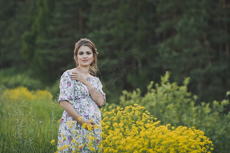 美丽的女孩穿着长的光衣穿着黄色花朵170图片